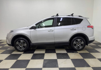 Подержанный автомобиль Toyota RAV4 2017 года (8 фото)
