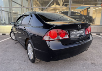 Подержанный автомобиль Honda Civic Sedan 2007 года (7 фото)
