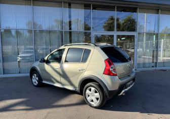 Подержанный автомобиль Renault Sandero 2014 года (7 фото)