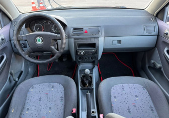 Подержанный автомобиль Skoda Fabia Hatchback 2003 года (10 фото)