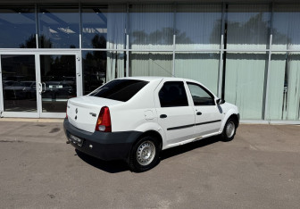 Подержанный автомобиль Renault Logan Sedan 2007 года (5 фото)