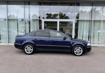 Подержанный автомобиль Volkswagen Passat Sedan 2001 года (4 фото)