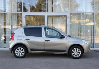 Подержанный автомобиль Renault Sandero 2010 года (4 фото)