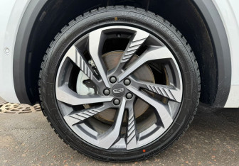 Подержанный автомобиль Geely Monjaro 2025 года (13 фото)