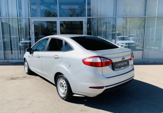 Подержанный автомобиль Ford Fiesta Sedan 2015 года (7 фото)