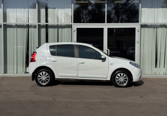 Подержанный автомобиль Renault Sandero 2013 года (4 фото)