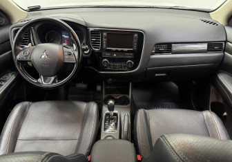 Подержанный автомобиль Mitsubishi Outlander 2015 года (10 фото)