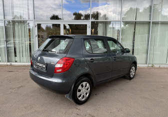 Подержанный автомобиль Skoda Fabia Hatchback 2010 года (5 фото)