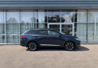 Подержанный автомобиль Mitsubishi Outlander 2021 года (4 фото)