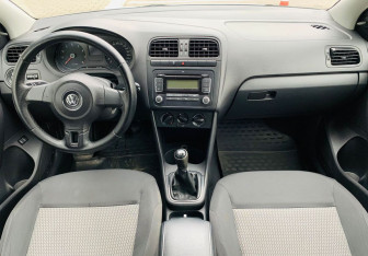 Подержанный автомобиль Volkswagen Polo Sedan 2012 года (11 фото)