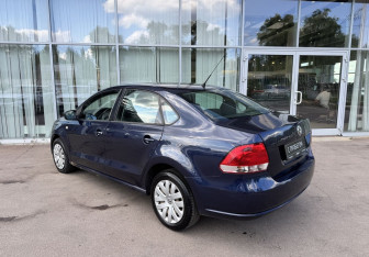 Подержанный автомобиль Volkswagen Polo Sedan 2012 года (7 фото)