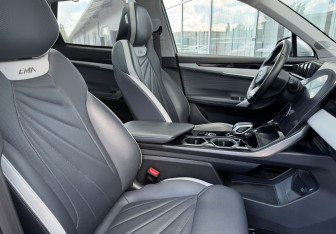 Подержанный автомобиль Geely Atlas 2023 года (10 фото)
