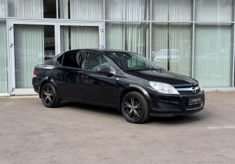 Подержанный автомобиль Opel Astra Sedan 2011 года (3 фото)