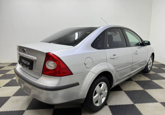 Подержанный автомобиль Ford Focus Sedan 2006 года (5 фото)