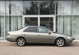 Подержанный автомобиль Toyota Camry Sedan 1999 года (4 фото)