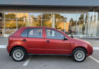 Подержанный автомобиль Skoda Fabia Hatchback 2003 года (4 фото)