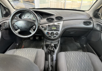 Подержанный автомобиль Ford Focus Hatchback 2002 года (9 фото)