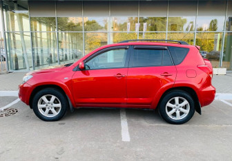 Подержанный автомобиль Toyota RAV4 2007 года (8 фото)