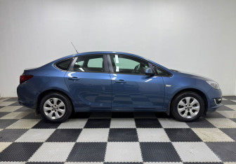 Подержанный автомобиль Opel Astra Sedan 2013 года (4 фото)