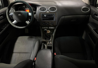 Подержанный автомобиль Ford Focus Sedan 2008 года (10 фото)