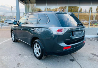 Подержанный автомобиль Mitsubishi Outlander 2013 года (7 фото)