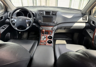 Подержанный автомобиль Toyota Highlander 2013 года (9 фото)