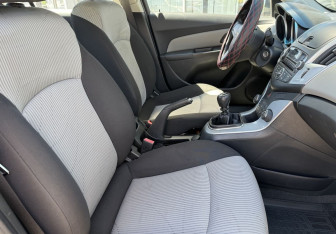 Подержанный автомобиль Chevrolet Cruze Sedan 2013 года (10 фото)