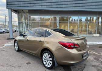 Подержанный автомобиль Opel Astra Sedan 2013 года (7 фото)