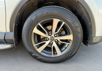 Подержанный автомобиль Toyota RAV4 2016 года (12 фото)