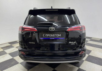 Подержанный автомобиль Toyota RAV4 2017 года (6 фото)