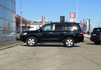 Подержанный автомобиль Toyota Land Cruiser Suv 2020 года (8 фото)