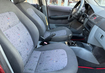 Подержанный автомобиль Skoda Fabia Hatchback 2003 года (9 фото)