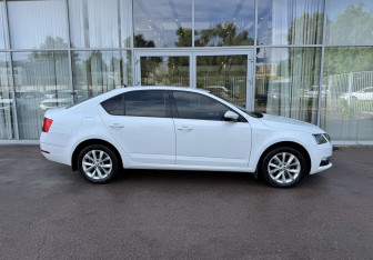 Подержанный автомобиль Skoda Octavia Liftback 2019 года (4 фото)