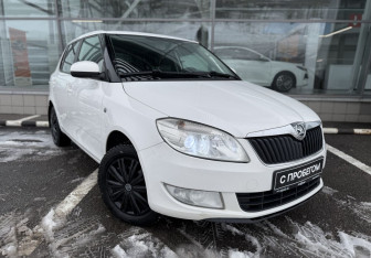 Подержанный автомобиль Skoda Fabia Hatchback 2014 года (3 фото)