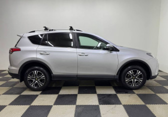 Подержанный автомобиль Toyota RAV4 2017 года (4 фото)