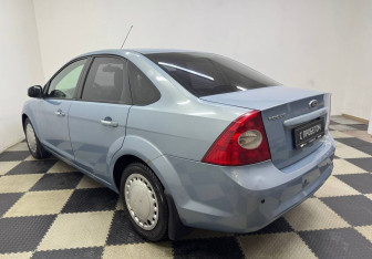 Подержанный автомобиль Ford Focus Sedan 2010 года (7 фото)