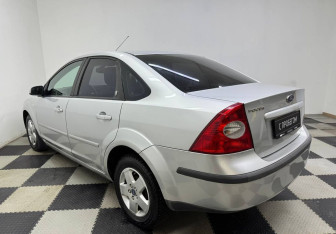 Подержанный автомобиль Ford Focus Sedan 2006 года (7 фото)