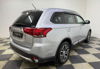 Подержанный автомобиль Mitsubishi Outlander 2016 года (5 фото)