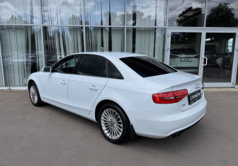 Подержанный автомобиль Audi A4 Sedan 2012 года (7 фото)