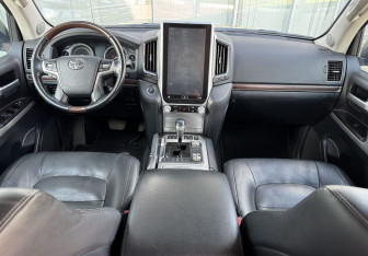 Подержанный автомобиль Toyota Land Cruiser Suv 2020 года (9 фото)