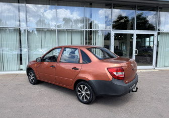 Подержанный автомобиль LADA (ВАЗ) Granta Sedan 2014 года (7 фото)