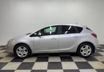 Подержанный автомобиль Opel Astra Hatchback 2010 года (8 фото)