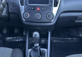 Подержанный автомобиль Kia Ceed Hatchback 2011 года (11 фото)