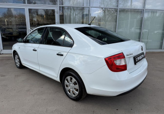 Подержанный автомобиль Skoda Rapid Liftback 2015 года (7 фото)
