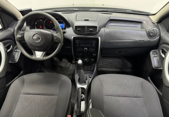 Подержанный автомобиль Nissan Terrano 2017 года (11 фото)