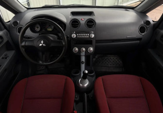 Подержанный автомобиль Mitsubishi Colt Hatchback 2005 года (9 фото)