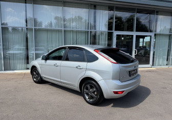 Подержанный автомобиль Ford Focus Hatchback 2011 года (7 фото)