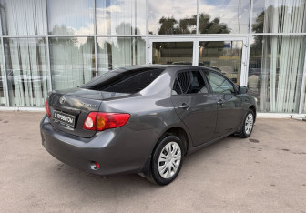 Подержанный автомобиль Toyota Corolla Sedan 2009 года (5 фото)