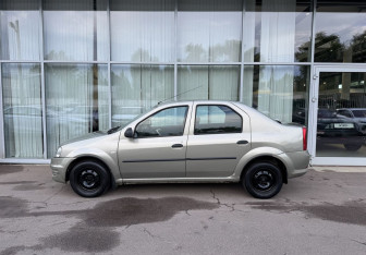 Подержанный автомобиль Renault Logan Sedan 2011 года (8 фото)