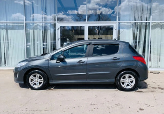 Подержанный автомобиль Peugeot 308 Hatchback 2010 года (8 фото)
